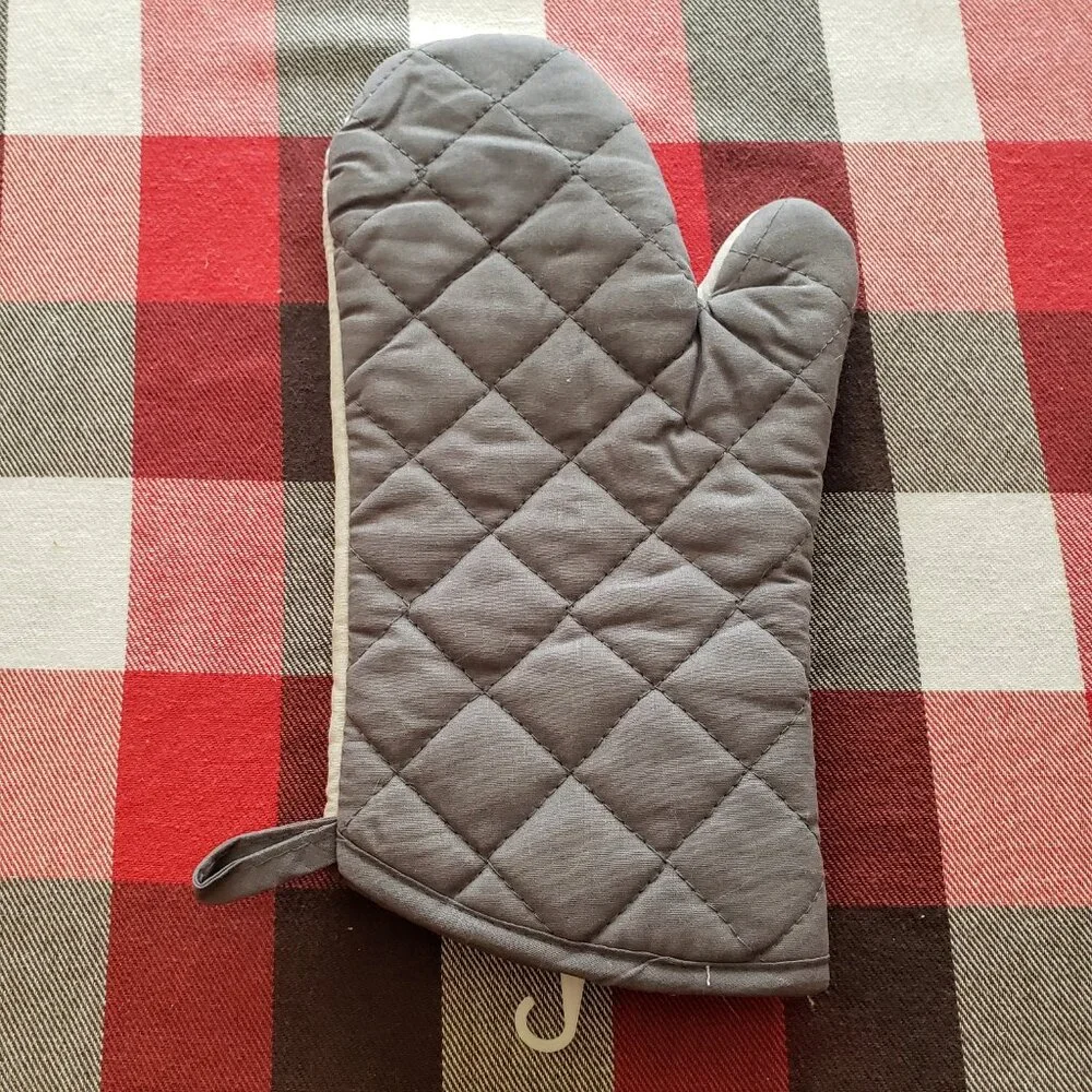 Home Collection Cream Cotton Oven Mitt with Monogram “T” 7x13